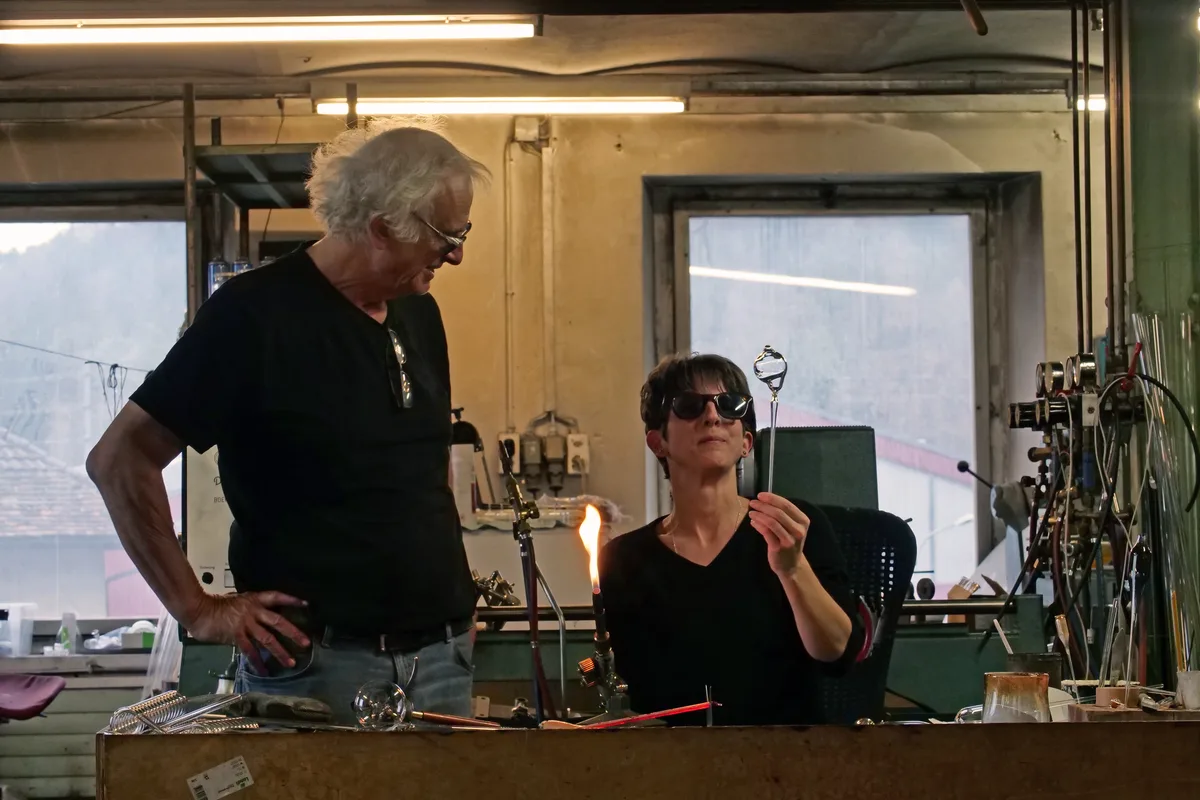 Kritischer Blick: Die Kugel hat wenig von einer klassischen Christbaumkugel. René Burri in seiner Glasbläserei in Wila.